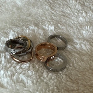 Ring I rosé guld med 3 stenar - Rosé guld ring i storlek 50 med 3 stenar.