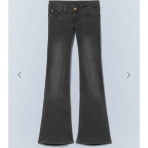 Weekday bootcut jeans - Säljer mina nya weekday jeans, endast använda 2 gånger, lowwaist och bootcut modell, säljer endast för att de är lite för korta i min smak och hann ta bort lapp innan jag ångrade mig! Var i butik och jag som vanligtvis har 26-27 var alldeles för små.
