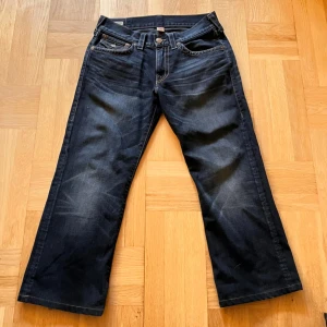 Marinblåa bootcut true religons - Tvär snygga trueys med en tvär snygg wash som jag säljer på grund av att de är för små. Perfekt skick förutom lite heeldrag längst ner men det syns knappt när man har på sig dom. 
