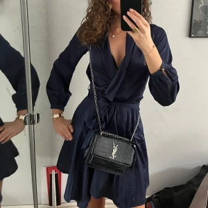 Satin klänning  - Aldrig använd klänning. Kan justera storleken vid midjan då de är band runt🥰