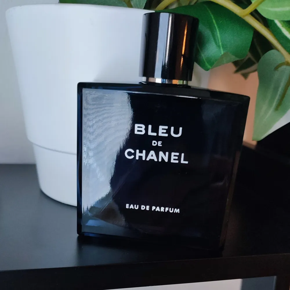 Chanel Bleu De Chanel. 100ml. Eau de Parfum. Long lasting scent. The bottle comes without a box and is therefore slightly scratched, nothing that interferes with the function. Only the appearance affected if you care about that. Org.package: Tester.. Parfym.