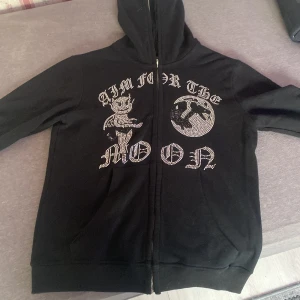 Aim for the moon hoodie  - Säljer min ”afm” hoodie då jag inte använder den längre. Har inte använt en på ett tag nu men är i väldigt bra skick. Den är i storlek M och väldigt skön. 