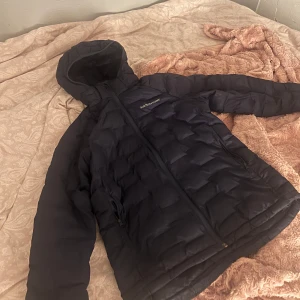 Peakperformance jacka  - Säljer denna fina jacka i storlek 160(S) i DAM storlek, använt jackan mycket men inga skador,fläckar osv på jackan💗