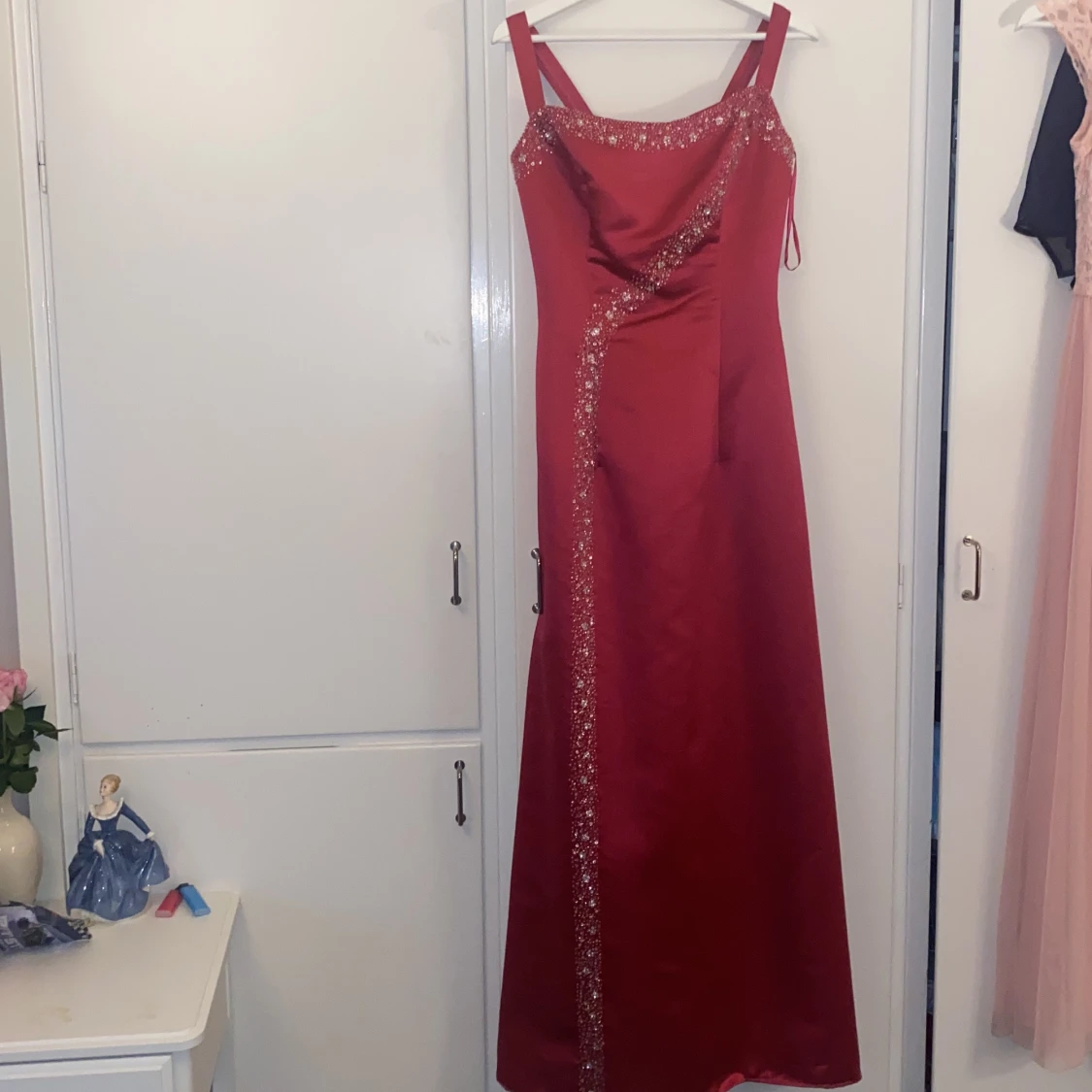 Rosa balklänning med pärldetaljer - 91