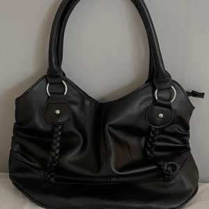 Gullig svart väska⚡️ - Jätte fin svart väska med ”flätade rep” på båda sidorna.💕 Den ser ut som ny. Dock så är dragkedjan är lite sönder men det går fortfarande att använda den!🫶🏻