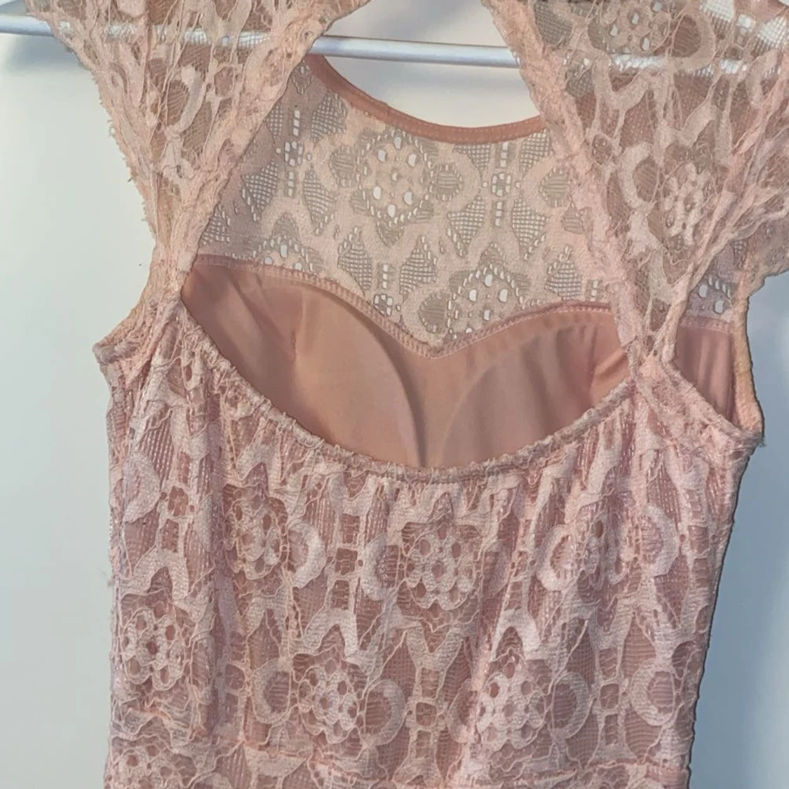 Ljusrosa spetsklänning - 91