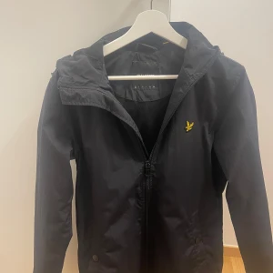 Lyle & scott regnjacka - St, xs men sitter som s. Sick: 9/10, original pris 1200 kr.