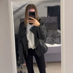 Skinnjacka - Säljer en skinnjacka som bara hänger i garderoben. Någon annan kommer få mer nytta av den än vad jag har haft. Storlek M/L men passar mig som är XS/ S bara att den blir lite oversize vilket är snyggt det också. Pris 200 Vid frågor kontakta mig 🫶🏽