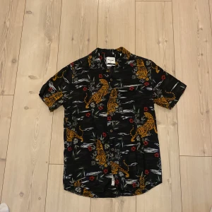 Cool sommar skjorta - Storlek XS En fin sommar skjorta i väldigt bra skick som är varsamt använd så inga skavanker på den alls. Den är av märket Only & Sons.