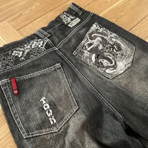 Snygga jeans - Hej! Säljer mina sjukt snygga jeans som är i fint men använt skick. Byxorna är av bra kvalite och mönstret där bak ser riktigt bra ut! Hör gärna av dig vid intresse!😊