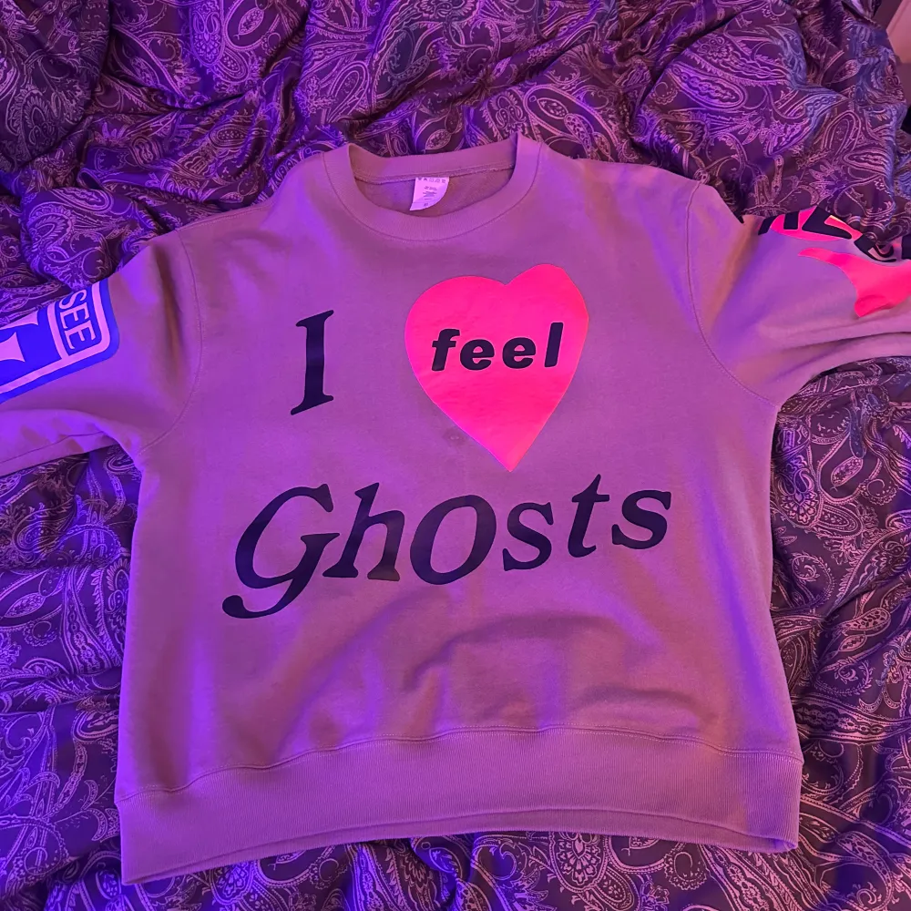 Kids See ghosts Sweatshirt i stl XL sitter som L, fet sweatshirt tröja med puffprint som passar perfekt för streetwear outfits Finns det några frågor är de bara att höra av sig!. Hoodies.