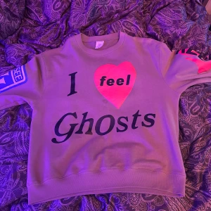 Kids See Ghosts Sweatshirt - Kids See ghosts Sweatshirt i stl XL sitter som L, fet sweatshirt tröja med puffprint som passar perfekt för streetwear outfits Finns det några frågor är de bara att höra av sig!