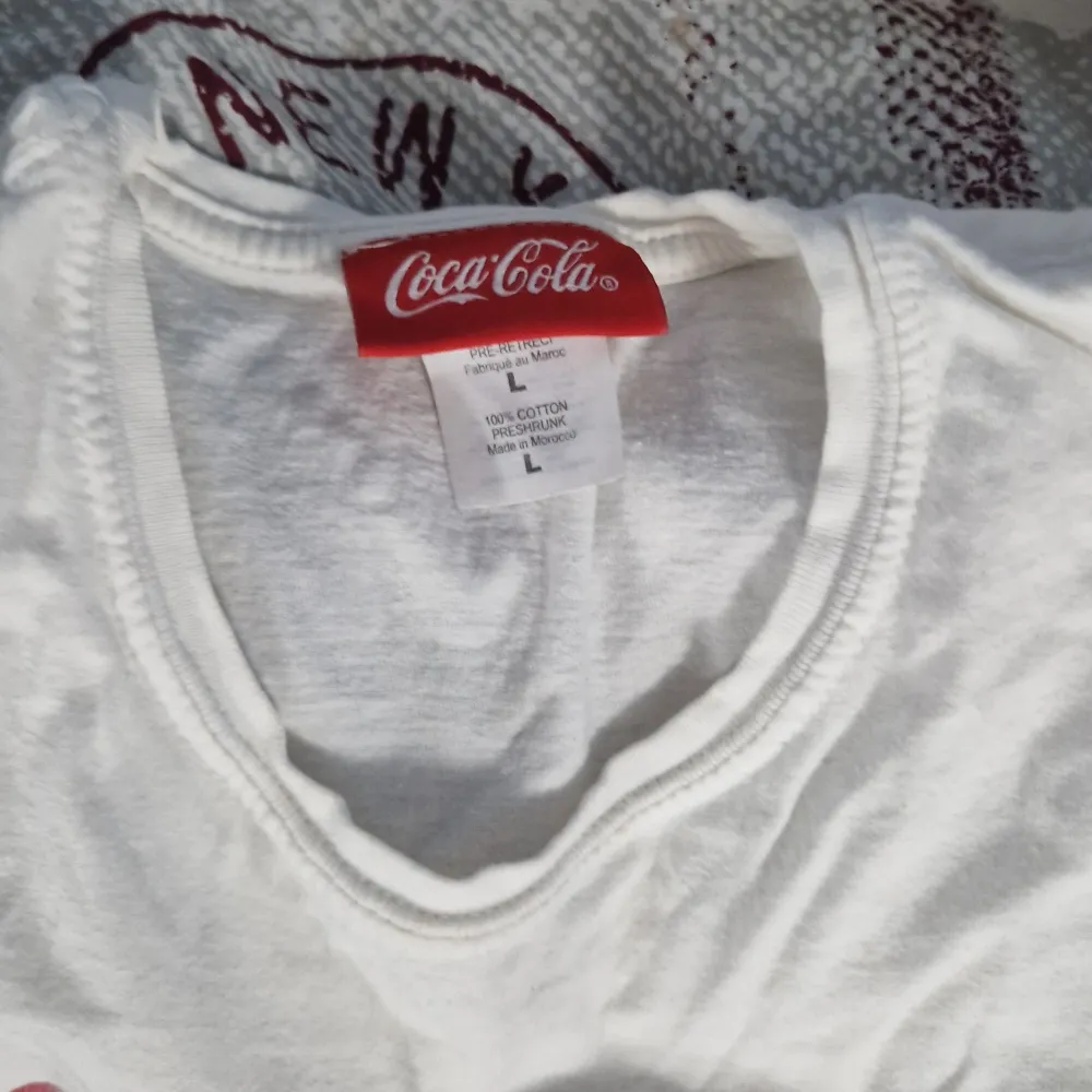 Säljer denna fina Coca cola t shirt i stl L fast kvinnligt😊. T-shirts.