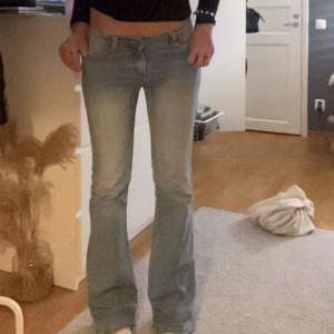 Säljer as snygga lowaist bootcut jeans då jag har så många byxor, de är i nyskick och knappt använda, de funkar för både XS/S❣️