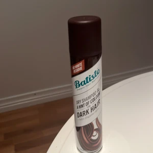 Batist spray  - Batiste torrschampo för mörkt hår, perfekt för att fräscha upp håret mellan tvättar utan att lämna vita rester. Ger en hint av färg för att dölja utväxt och ge volym. Praktisk sprayflaska med brun kork.