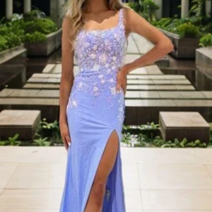 Violet korsett balklänning med blomdetaljer - Säljer denna vackra balklänningen som aldrig kom till användning, aldrig använd endast testad en gång, så i helt ny skick! Var tidig och köp en balklänning redan nu! Nypris 1620kr + Frakt. 💜💜