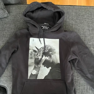 Tupac hoodie  - Knappt använd bra skick
