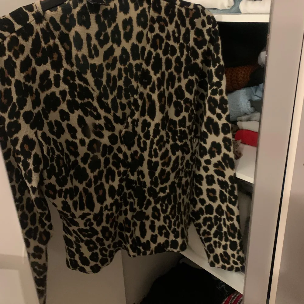 Säljer en supercool leopardmönstrad tröja med långa ärmar. Perfekt för att liva upp garderoben! Tröjan har en normal passform och är gjord i ett mjukt material som känns skönt mot huden. Passar perfekt till både vardag och fest. 🐆✨. Tröjor & Koftor.