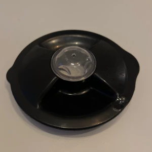Blenderlock - Svart lock till blender. Diameter ca 12 cm.  Tror den var till en Bosch-blender men är inte säker.