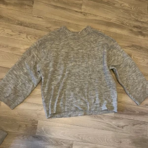 Stickad tröja - Stickad grå tröja