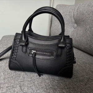 Svart väska - Från GinaTricot, fint skick och SÅ cool väska✨💘🔥