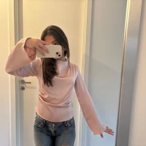 Finaste rosa blusen - Så söt blus i satintyg, från HM💓 Sitter SÅ fint✨ Se sista bilden för exakt färg🫶