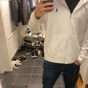 Riktigt fet ralph lauren hoodie, passar L Men även M!😮‍💨 Priset jag tänker är 750Kr, kan diskuteras vid snabb affär, hör av er vid eventuella frågor⭐️ Modellen på bilden är 185cm lång  ✅Rökfritt hem ✅nytvättad  