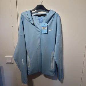 Nike tech fleece - drake nocta tech fleece  Oanvänd  Storlek M Fler bilder finns Billigast på marknaden📈 använd fåtal gånger. Prislapp vid sidan. Finns få täcken på användning