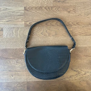 Halvmåne väska - Svart enkel väska som passar till allt