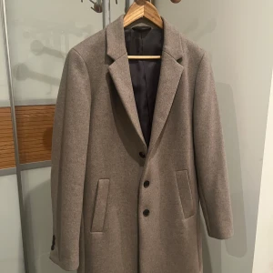 Rock - Säljer nu min sjukt snygga rock från Jack and Jones. Den är knappt använd och är därför i nyskick. Hör av er vid frågor eller funderingar! 