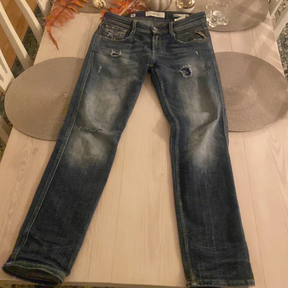 Slim fit replay jeans i modell anbass med slitningar och wash.  Storlek 28 - 32. Bra skick, inga defekter. . Jeans & Byxor.