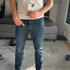 Replay anbass - Säljer min knappt använda Replay anbass jeans. Nypris 1200, säljer mina för 400kr