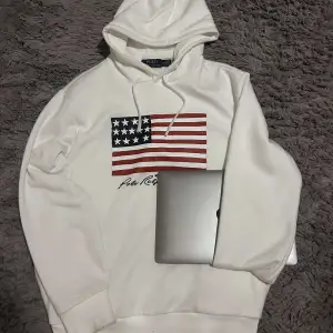 Ralph lauren flag jumper hoodie, skick 9,5/10, tags följer med och kvitto, nypris 2300kr