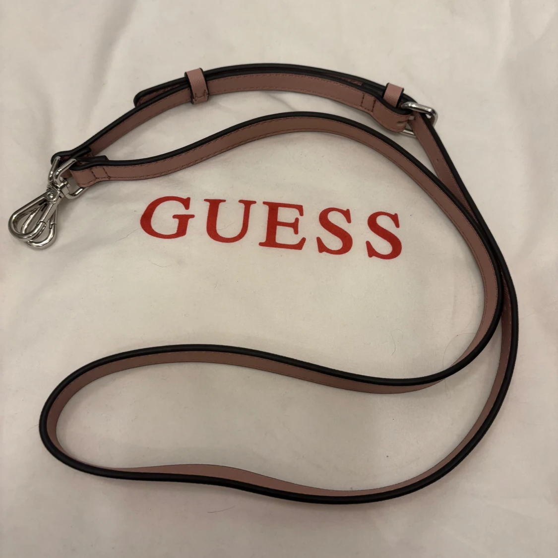 Beige och rosa handväska från Guess - 92