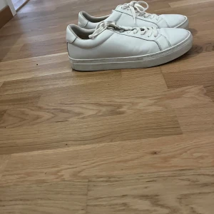 Skor vagabond 43 - Vita skor använda 2-3 gånger, paul vagabond 43