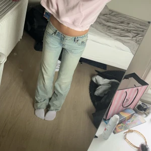 Jeans - Säljer dessa jeans från Zara💖de har en smutstvättad ljus blå färg jätte fina💕🥰 de är använda fåtals gånger