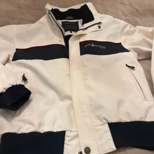 Sail Racing Jacka - Säljer nu denna snygga jacka som är i ett skick. Hör av dig frågor!
