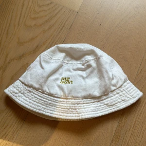 Vit bomullshatt från Piz Buin - Säljer en stilren vit hatt från Piz Buin i 100% bomull. Har dock 2 hål på toppen kanten, bild 3 💗