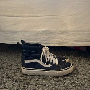 Säljer ett par hightop Vans i stl. 38 då dem inte används längre. Använda men i bra skick. 150 kr + frakt (priset går att diskuteras vid snabb affär) 😇