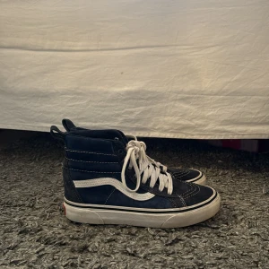 Hightop Vans - Säljer ett par hightop Vans i stl. 38 då dem inte används längre. Använda men i bra skick. 150 kr + frakt (priset går att diskuteras vid snabb affär) 😇