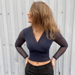 festtopp - mörkblå topp från design by si. endast använd en gång 💕