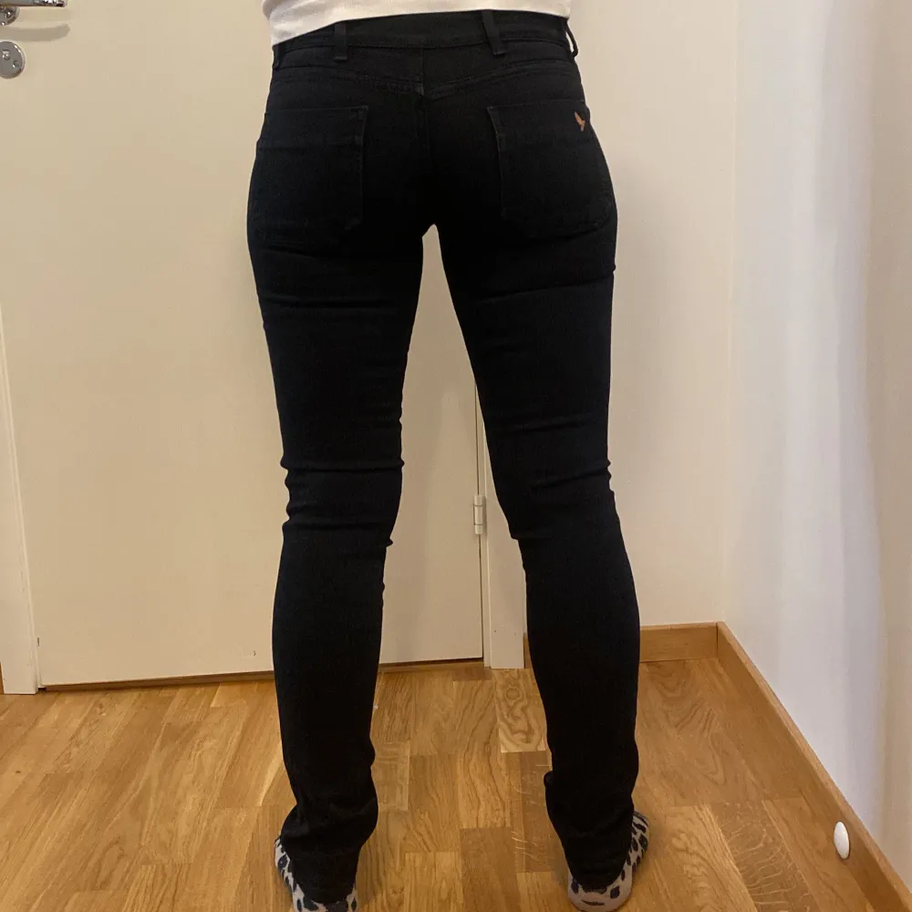 Säljer ett par svarta skinny jeans från Mih Jeans i storlek 26. De är högmidjade och har en snygg passform som sitter tight. Perfekta för både vardag och fest! 🖤. Jeans & Byxor.