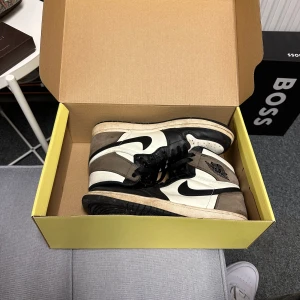 Jordan High 1 mocha 43 - Säljer ett par snygga Nike Air Jordans 1 mocha i storlek 43. Äkta såklart. Har ej gjort något försök o tvätta sulan så det går säkert att putsa upp dem o få i ännu bättre skick än vad de redan är !! 