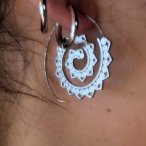 Spiralformade örhängen - Snygga örhängen i en cool spiralformad design. De har ett unikt mönster med små detalje.i Fint använt skick, något böjda men det påverkar inte användningen. Se bilder. Postar inom tre dagar efter köp.