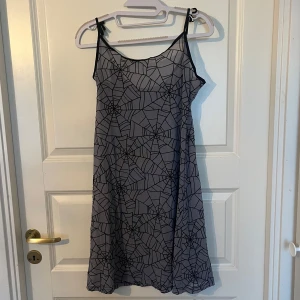 Klänning i mesh med spindelnät 🕸️ 🕷️  - Säljer denna klänning från humana som är i storlek L, men passar även en S/M.