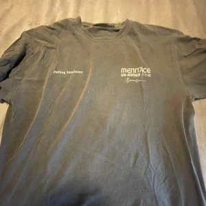 Vintage tshirt - Märke: Mennace Vintage tshirt Storlek L, men vill man ha lite mer oversized passar den perfekt om du har M vanligtvis👌