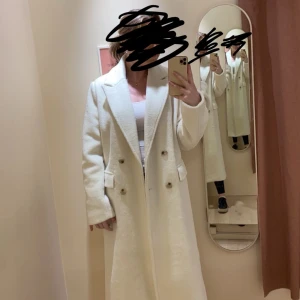 Vit kappa - Jättefin vit kappa med knappar och fickor.  Jättefin och mysig. Perfekt nu till hösten samt vintern🤍🤎