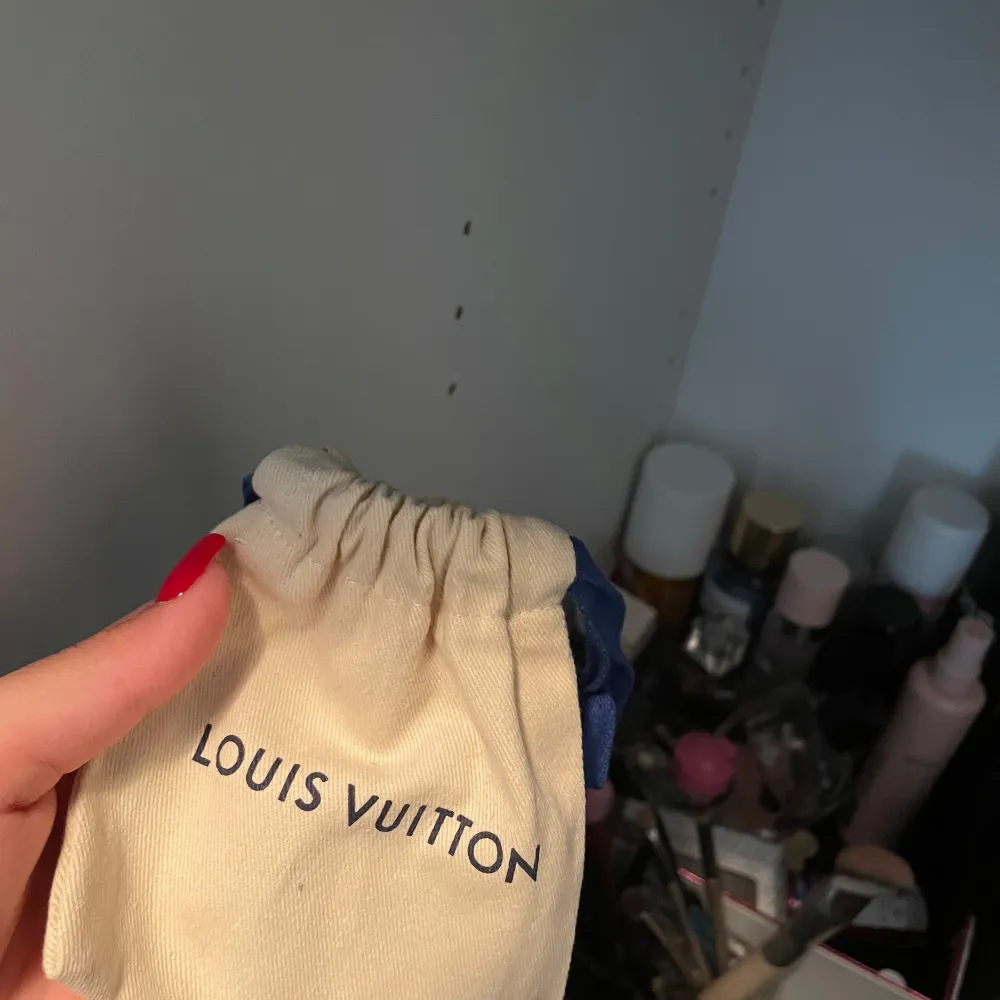 Lv armband som inte kommer till användning, funkar jätte bra att ge bort som present då all förpackning finns kvar+ qr kod🥰 jag står för frakt. Asusteet.