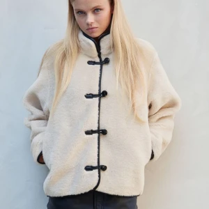 Hm teddyjacka - Säljer denna populära teddyjackan från hm🙌🏼den är skitsnygg men slutsåld i nästan alla storlekar, säljer en xs men vill gärna byta om någon har en xxs🙏🏼