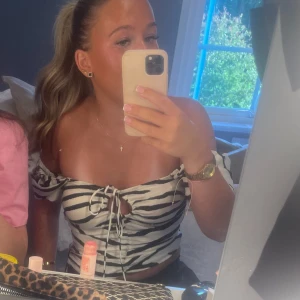 Zebra topp - Jättesnygg topp i zebra mönster! Kan ha off shoulder ock vanligt. Som ny!